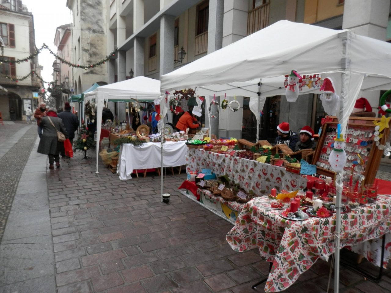 Festa di Natale associazione esclusa protesta
