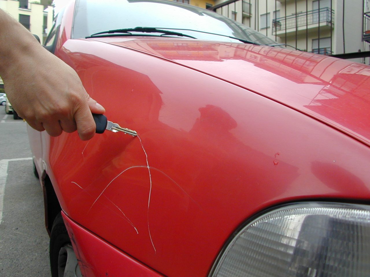Ubriaco riga le auto a Inzago