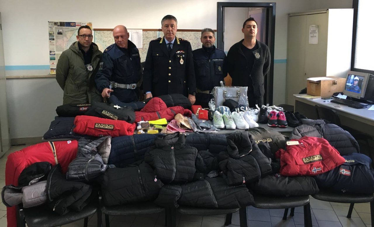 Blitz dei vigili nella metro: ingente sequestro di merce contraffatta