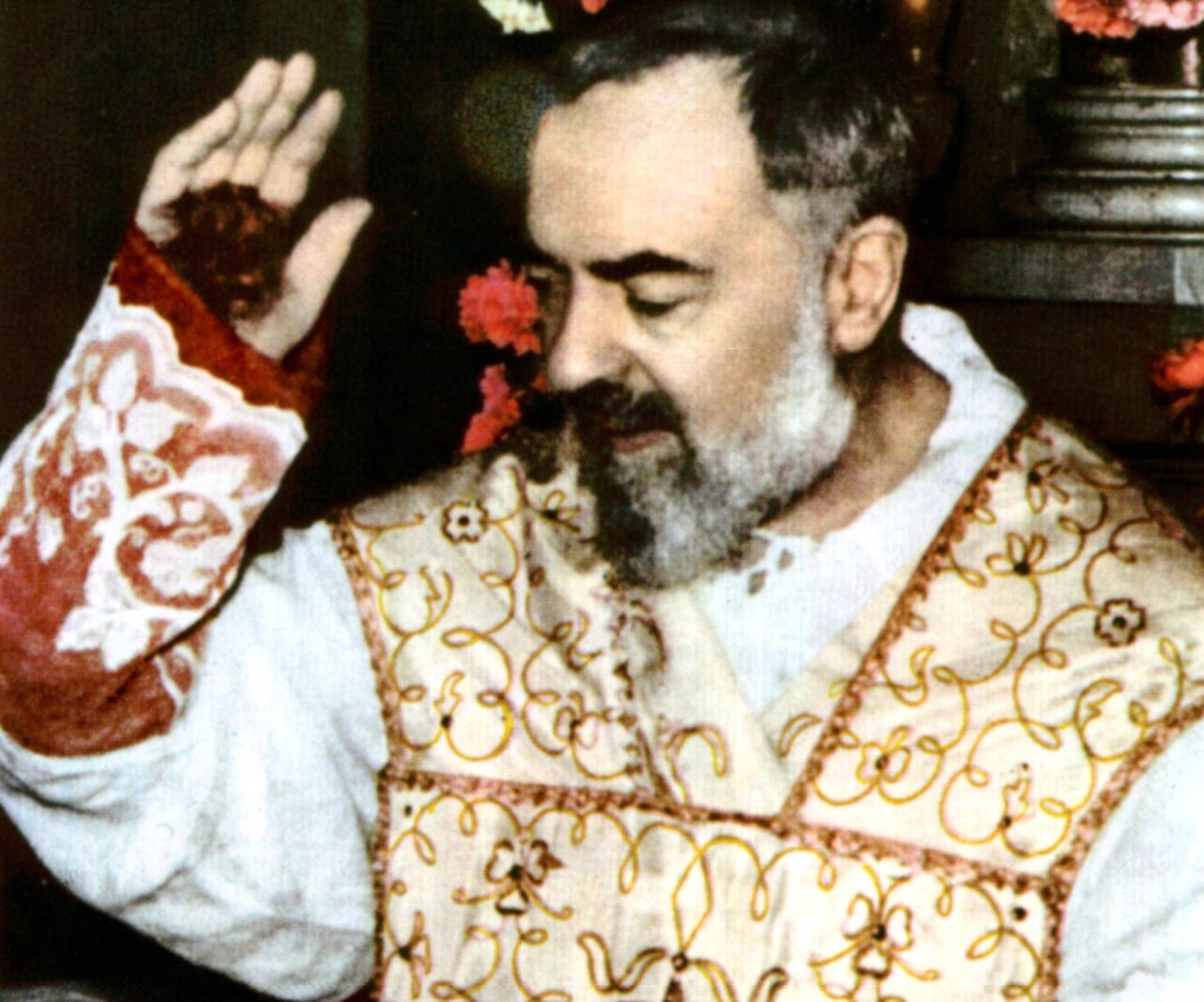 Guaritore rivela di parlare con Padre Pio