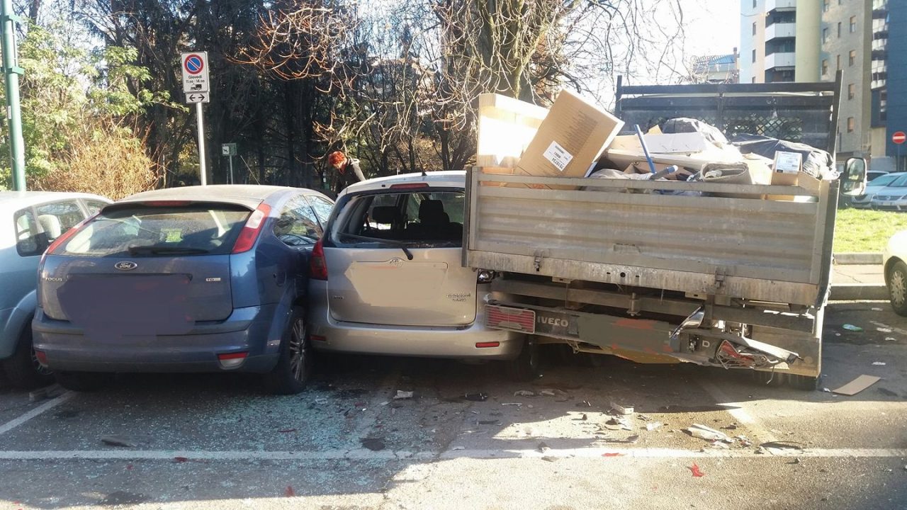 Perde il controllo dell’auto e si schianta contro tre veicoli in sosta