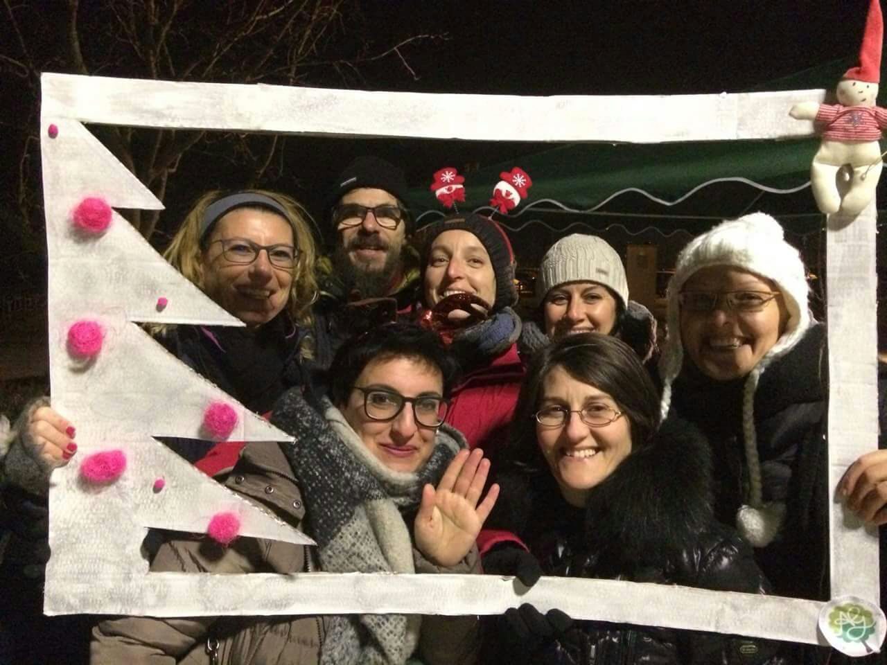 Babbi Natale e folletti in marcia all’Oasi di Trezzano per la scuola