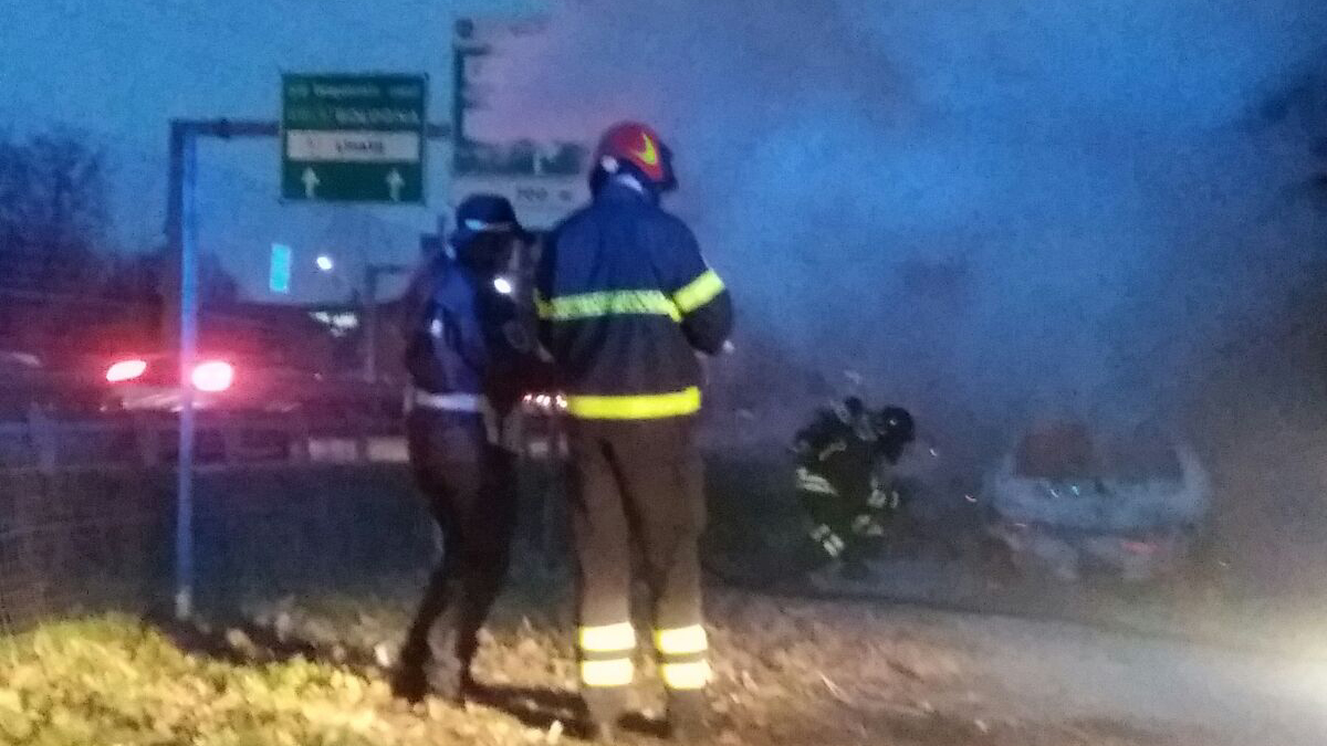Auto in fiamme a Cologno (2)