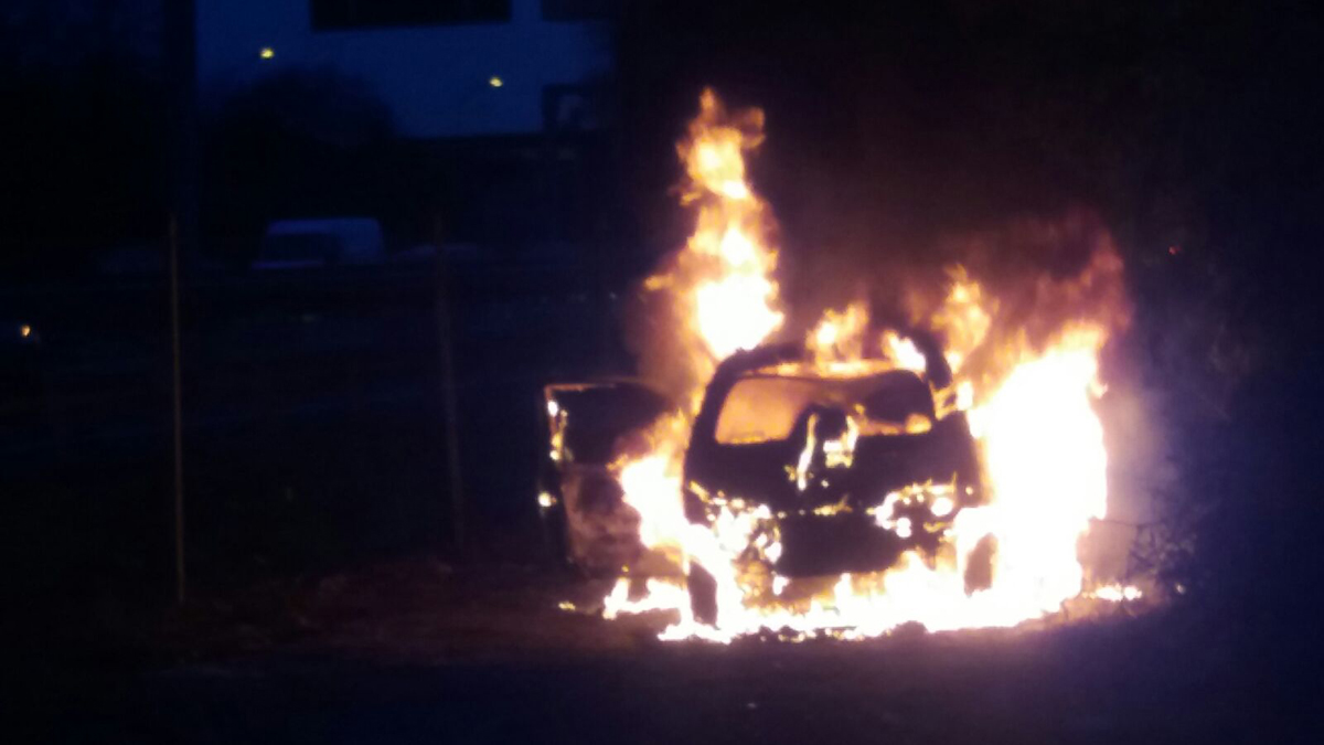 Auto in fiamme a Cologno (3)