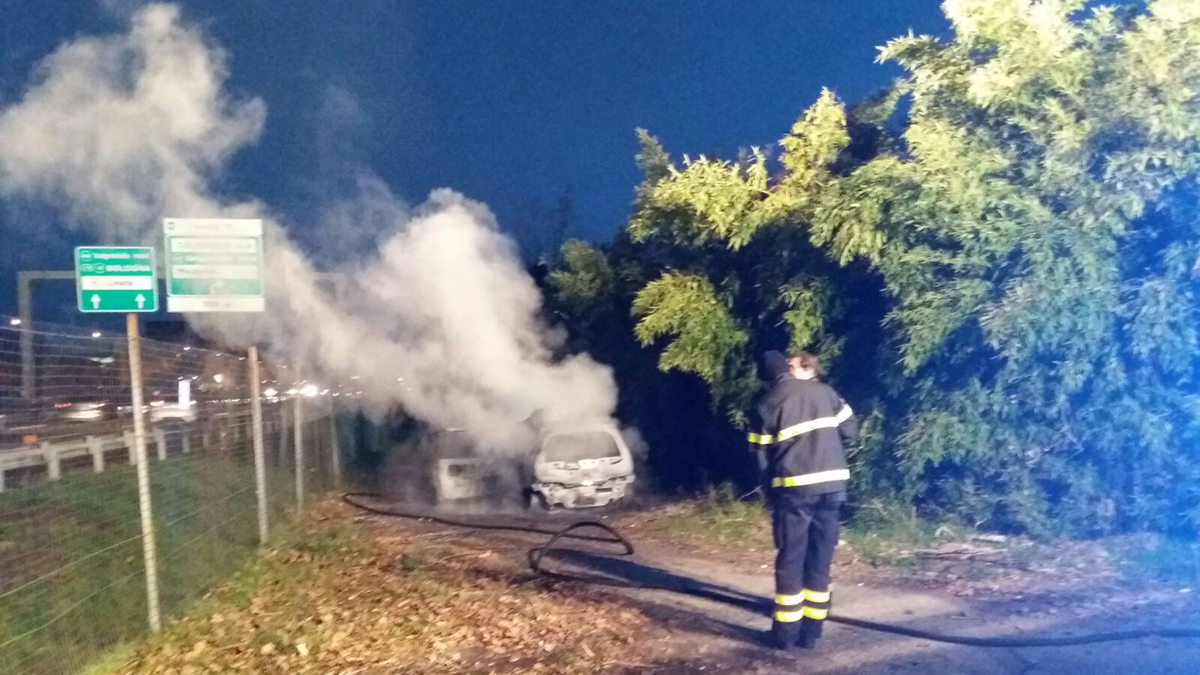 Auto in fiamme a Cologno (4)