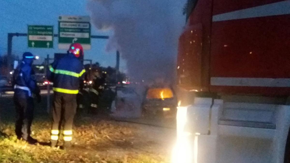 Auto in fiamme a Cologno (5)