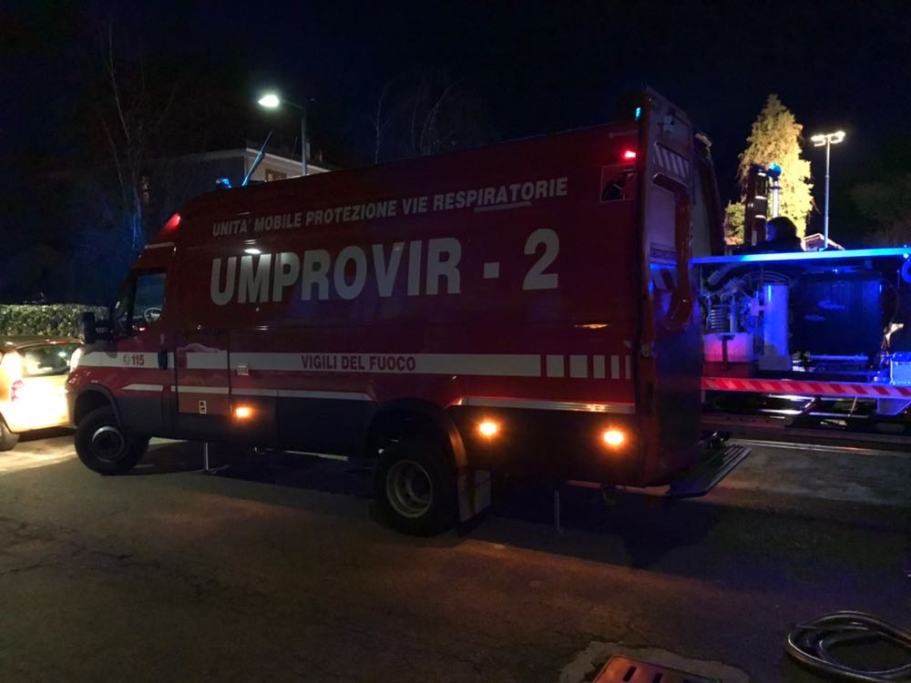 Fiamme in un capannone a Cambiago