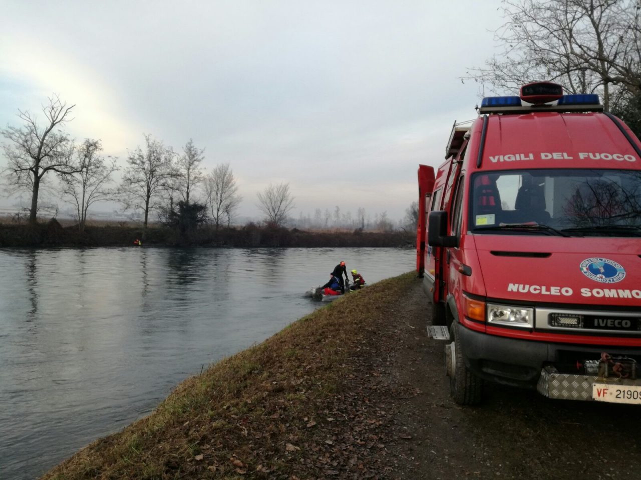 Auto nel canale ricerche in corso
