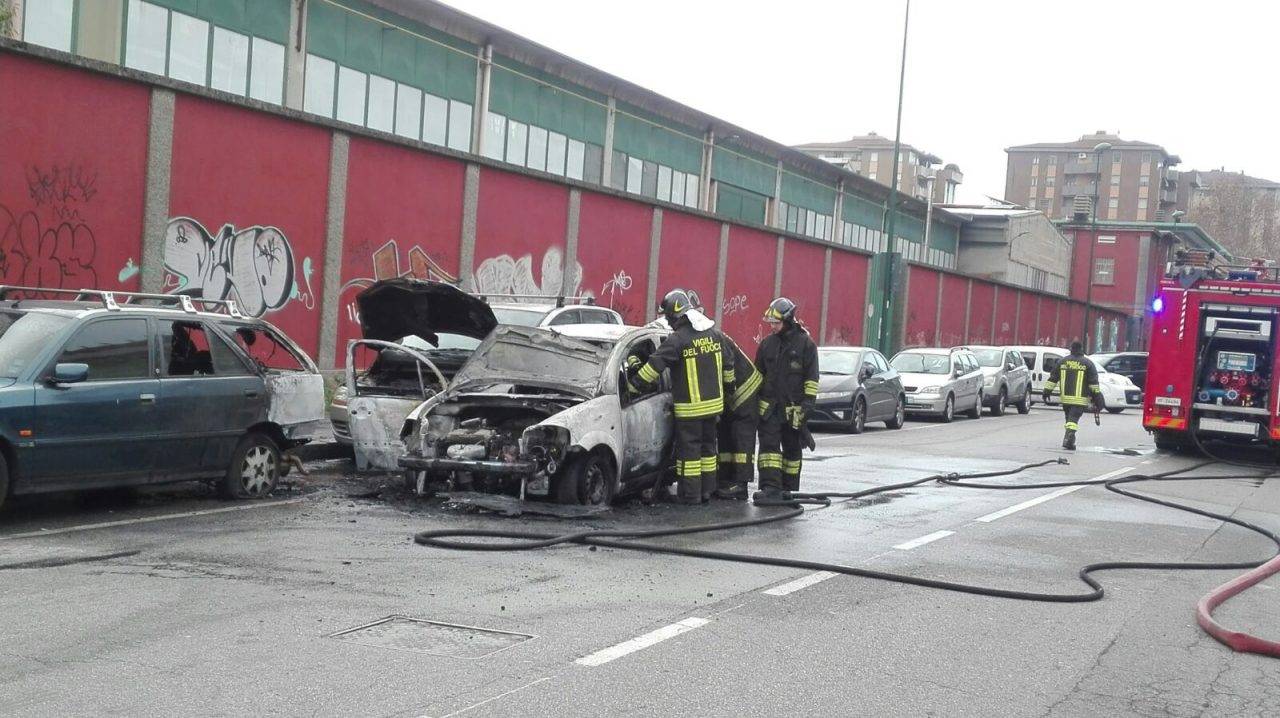 Auto a gpl prende fuoco in corsa
