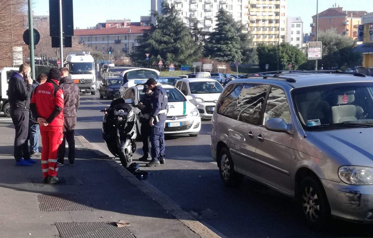 Doppio scontro auto moto: feriti due giovani centauri
