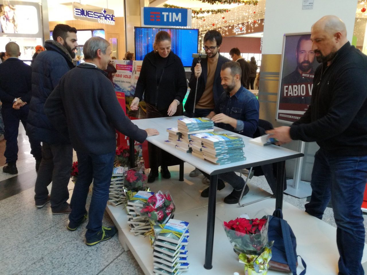Fabio Volo incontra i fan e firma copie del suo ultimo libro