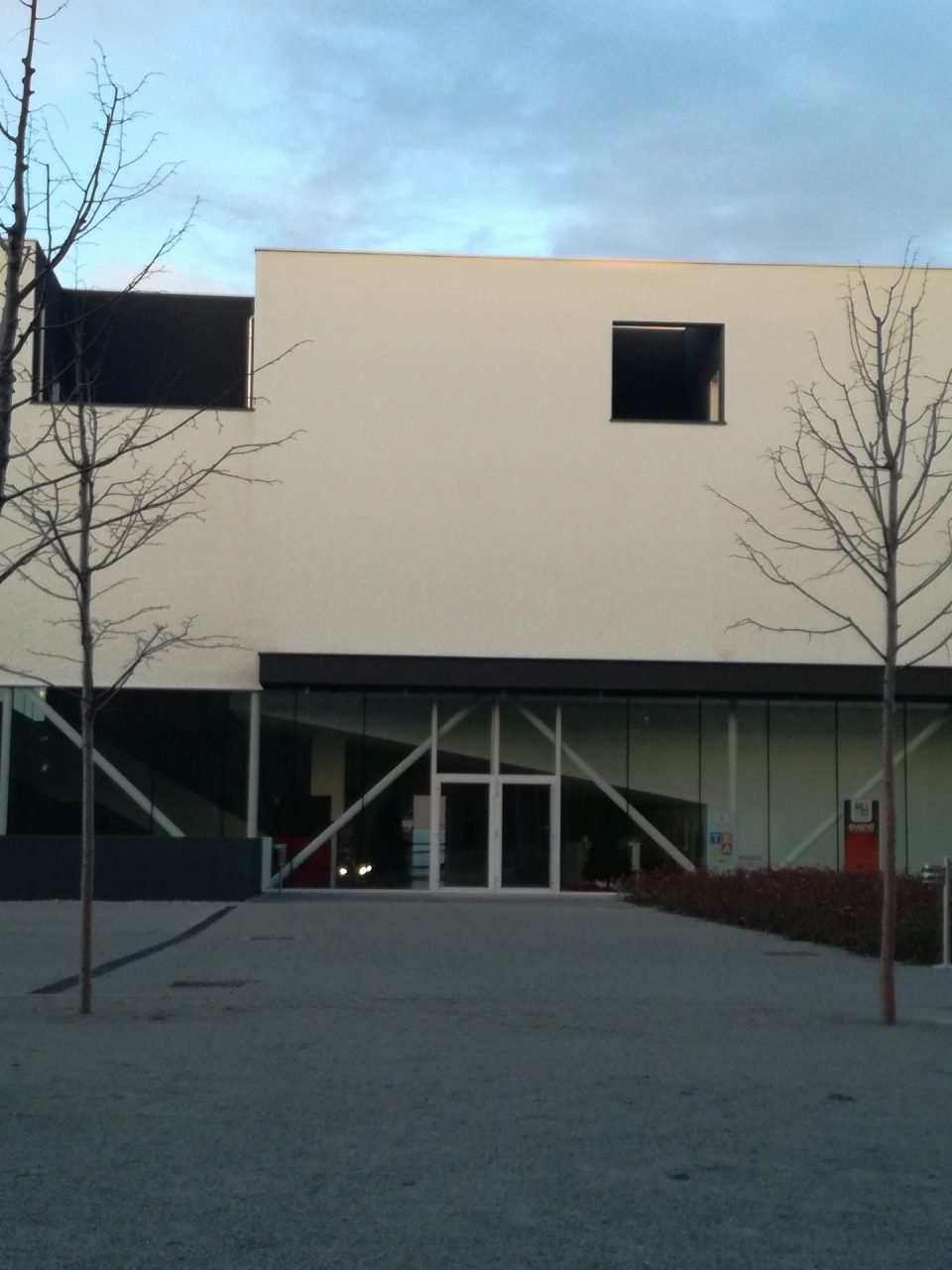 Teatro non a norma ma comunque aperto
