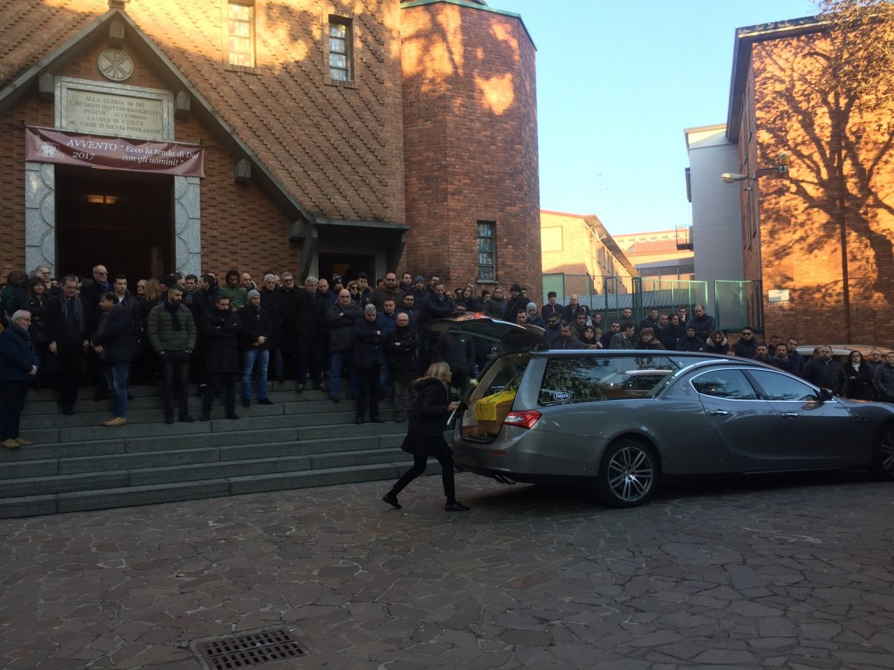 FUNERALI LA ROSA Maglia del Brugherio sulla bara VIDEO