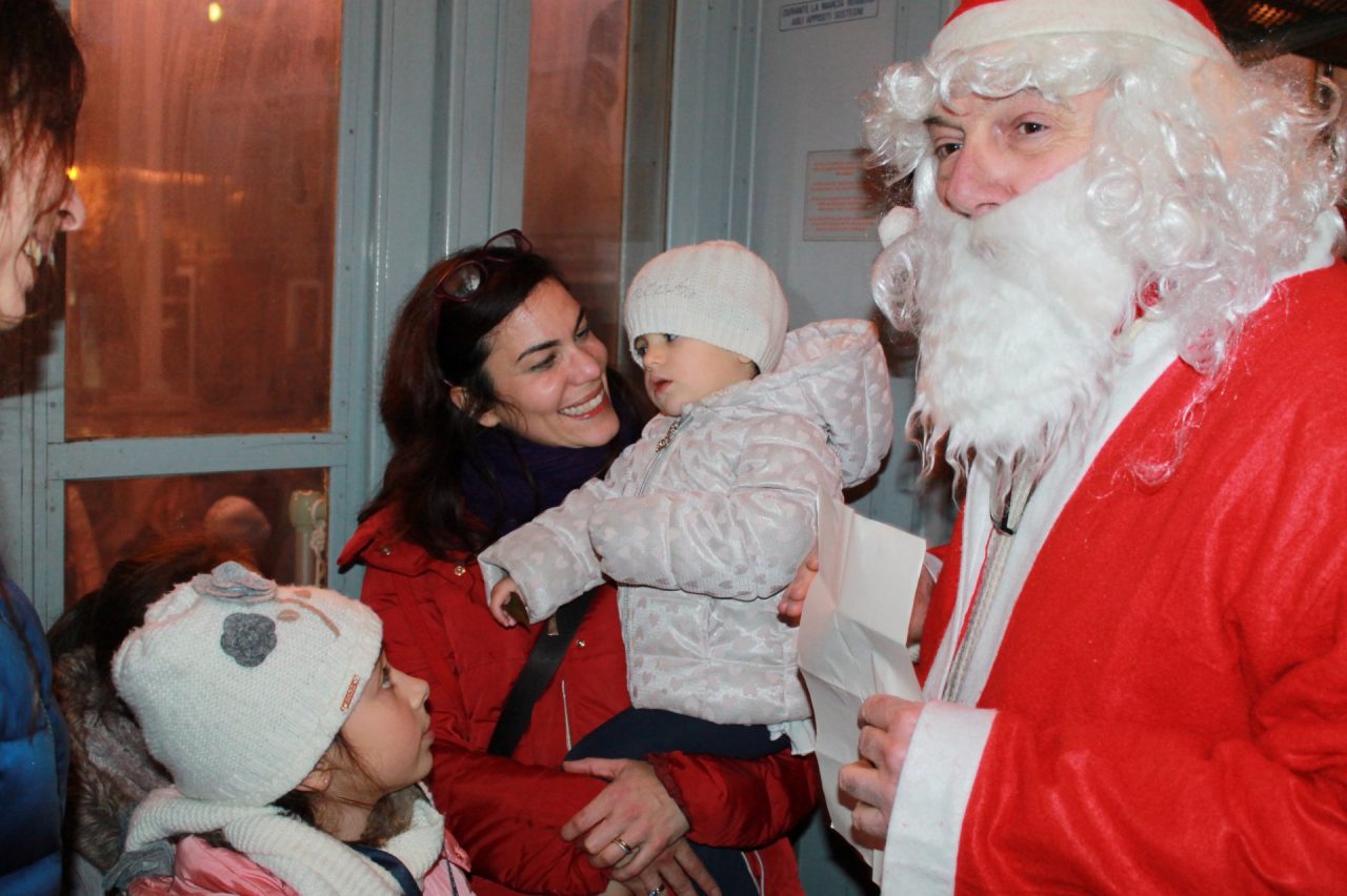 Il tram 92 ferma al Polo Nord e i bimbi incontrano Babbo Natale FOTO