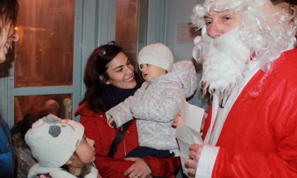 Il tram 92 ferma al Polo Nord e i bimbi incontrano Babbo Natale FOTO