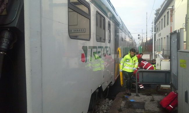 Tenta di salvarla Coppia di anziani travolta dal treno