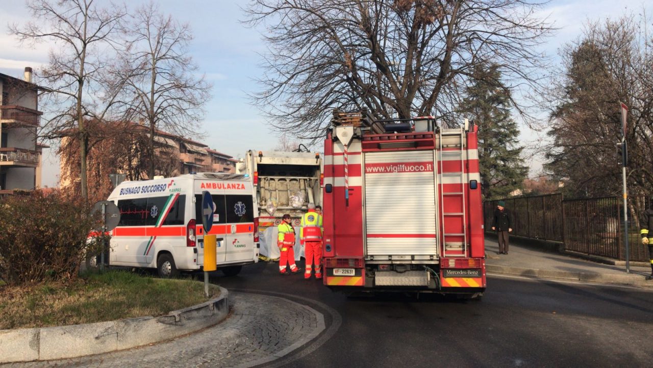 Investito da un camion dei rifiuti muore ciclista a Gessate