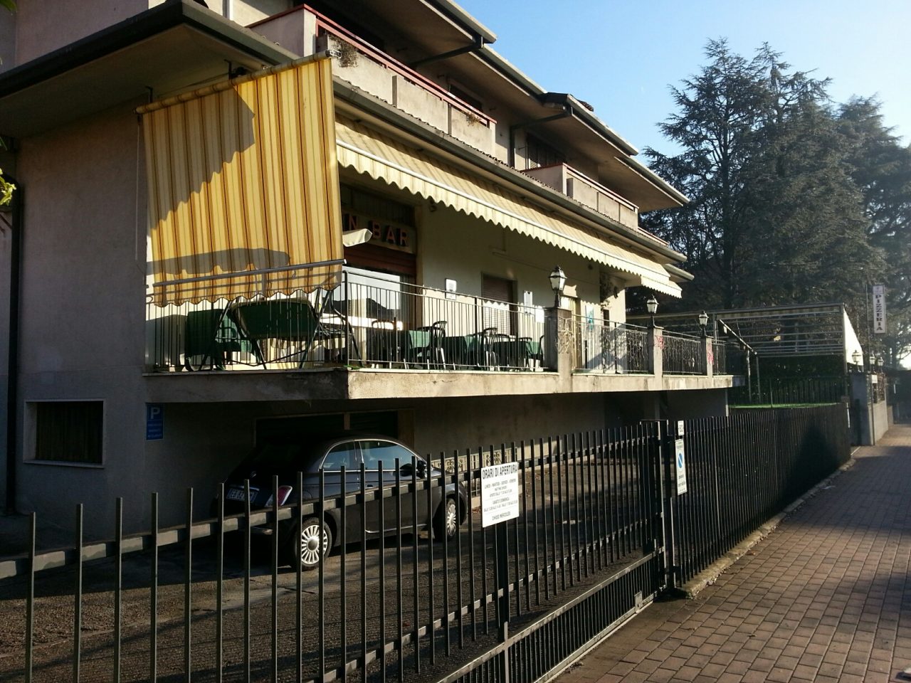 Bar assaltato a colpi d’ascia