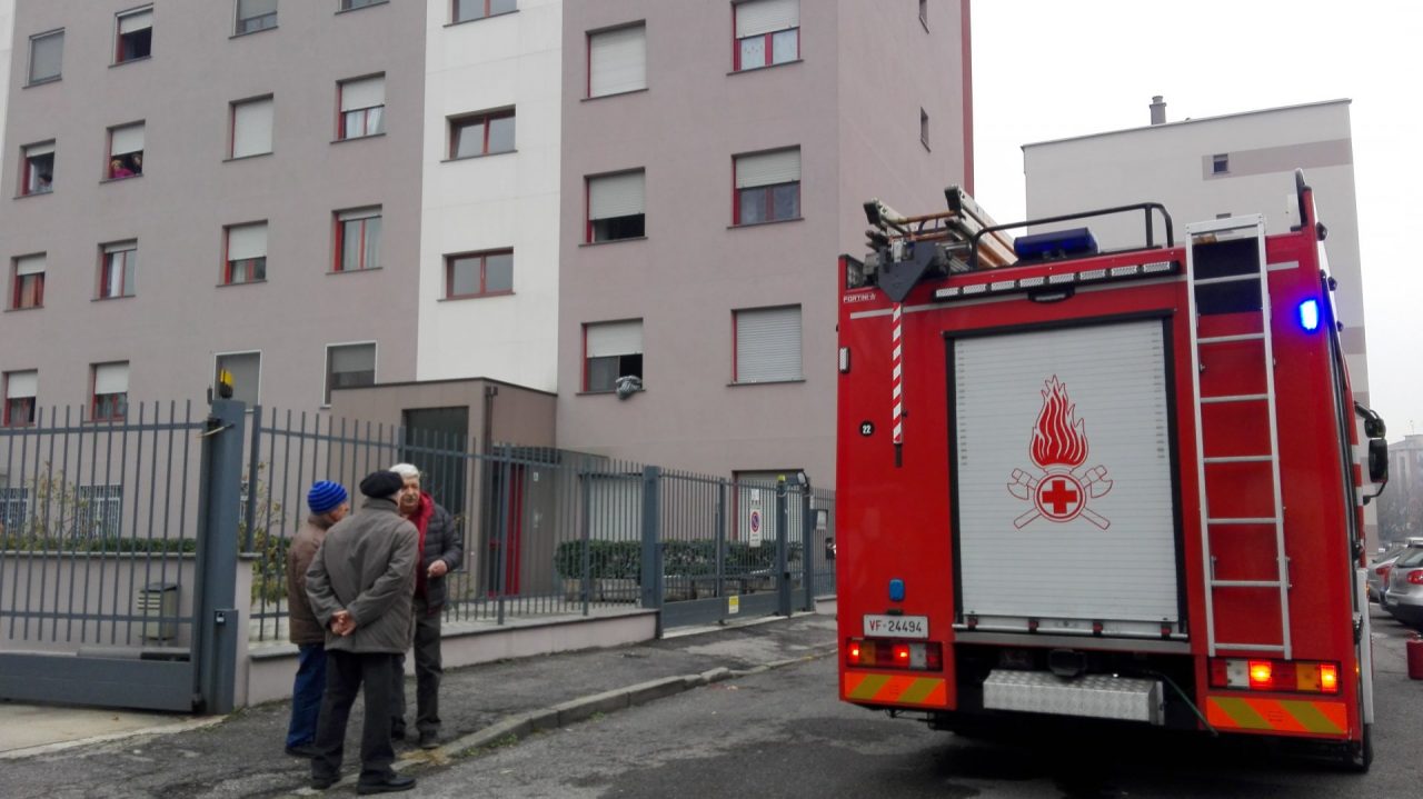 Scaldabagno a fuoco: inquilini bloccano le fiamme con l’estintore