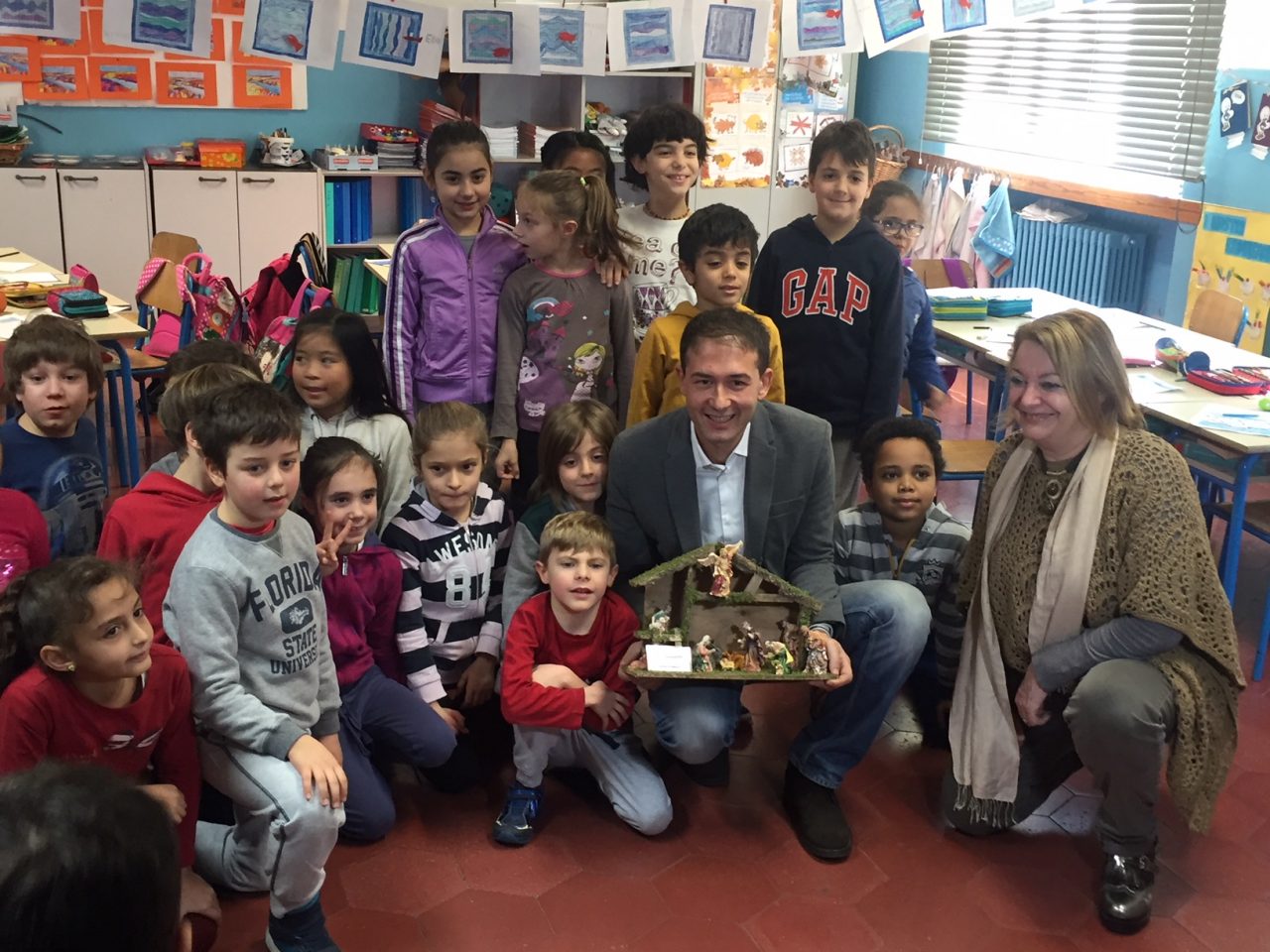 Operazione Presepe del sindaco: donata la prima Natività a una scuola
