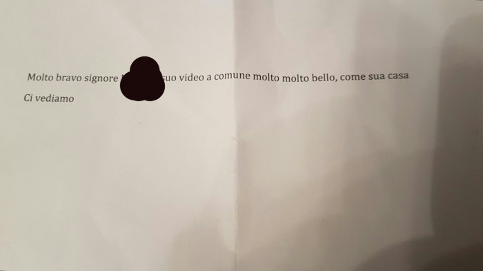 Pizzino minaccioso nella buca delle lettere