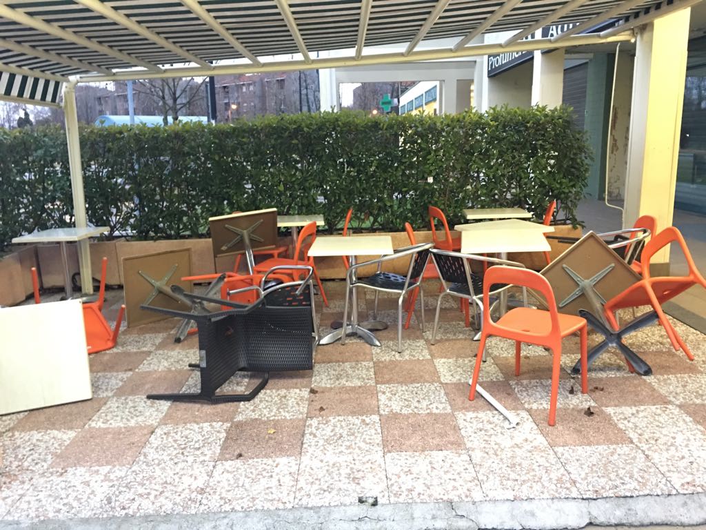Raid vandalico al Caffè Napoli