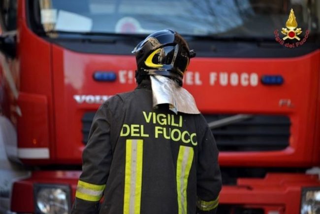 Crolla il tetto del capannone,  operai miracolati