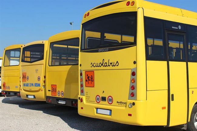 Bulli sullo scuolabus delle elementari: arriva il controllore
