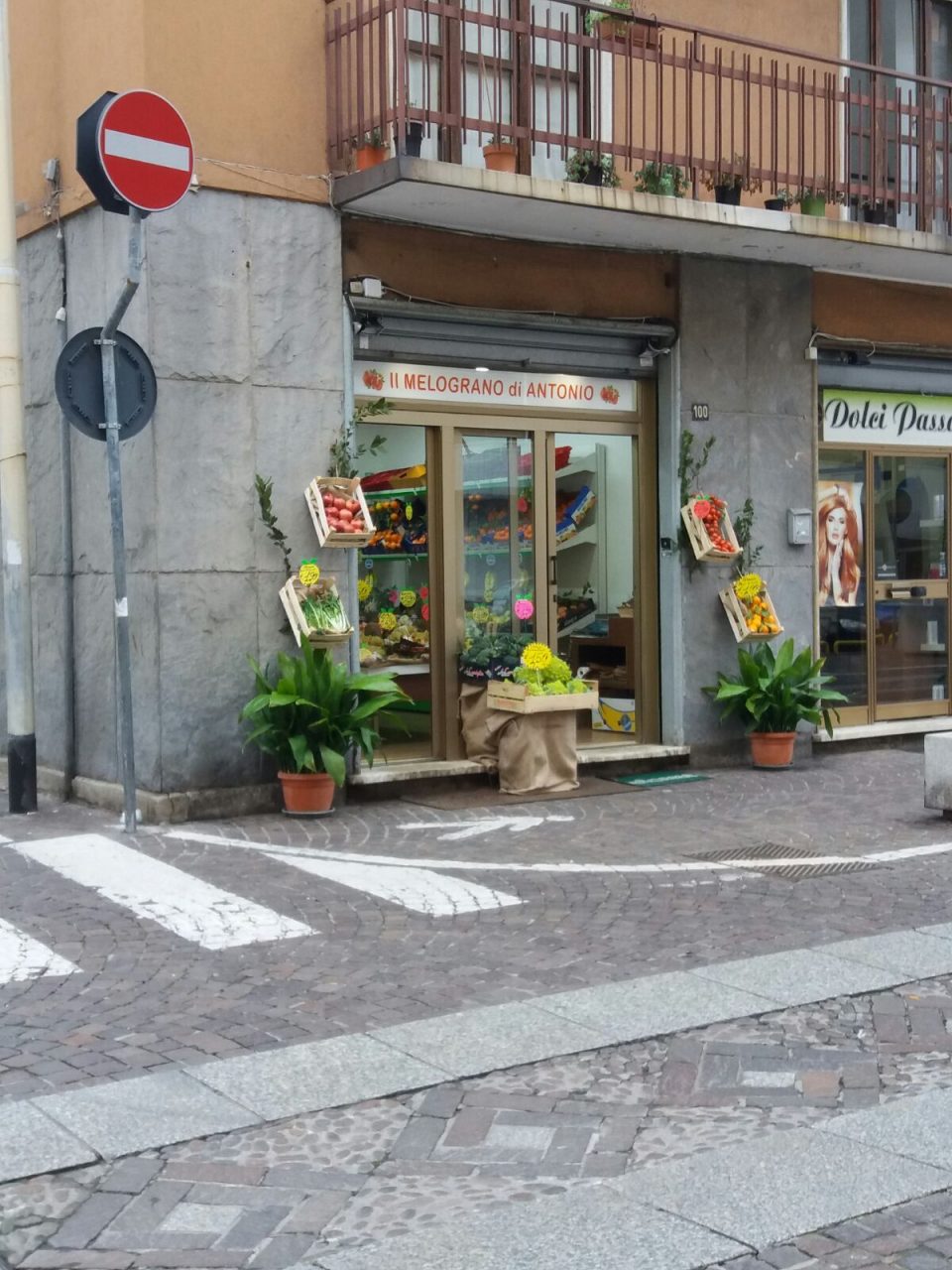 Sfida tra fruttivendoli tra promozioni e frutta esotica