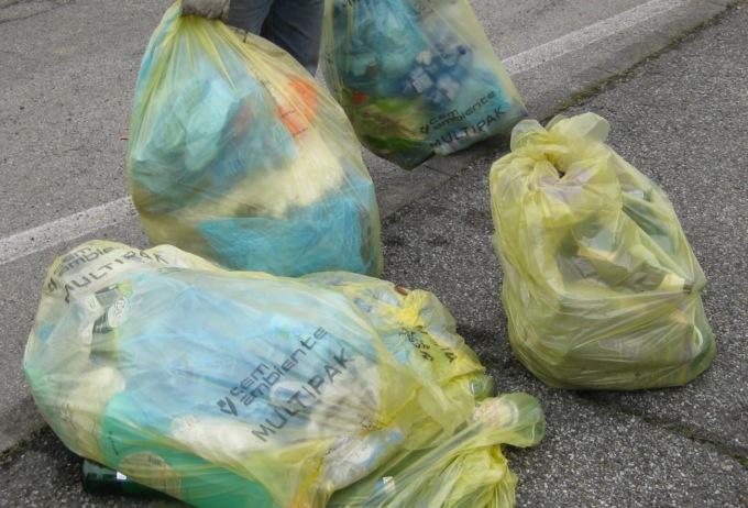 Rifiuti, per venire incontro agli anziani i sacchi possono essere esposti prima di sera