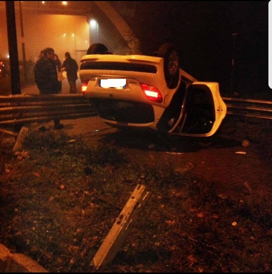 Intrappolato nell’auto in fiamme Salvato dai carabinieri