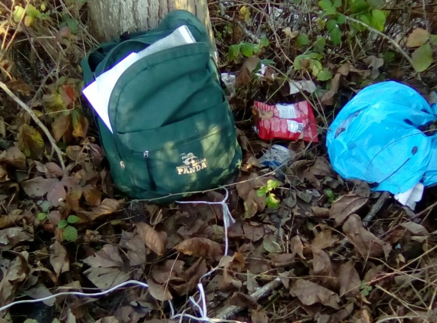 Zaino rubato ritrovato tra i rifiuti in una roggia FOTO