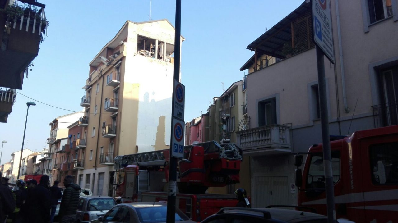 Esplosione palazzo, famiglie sfollate sistemate nelle case comunali