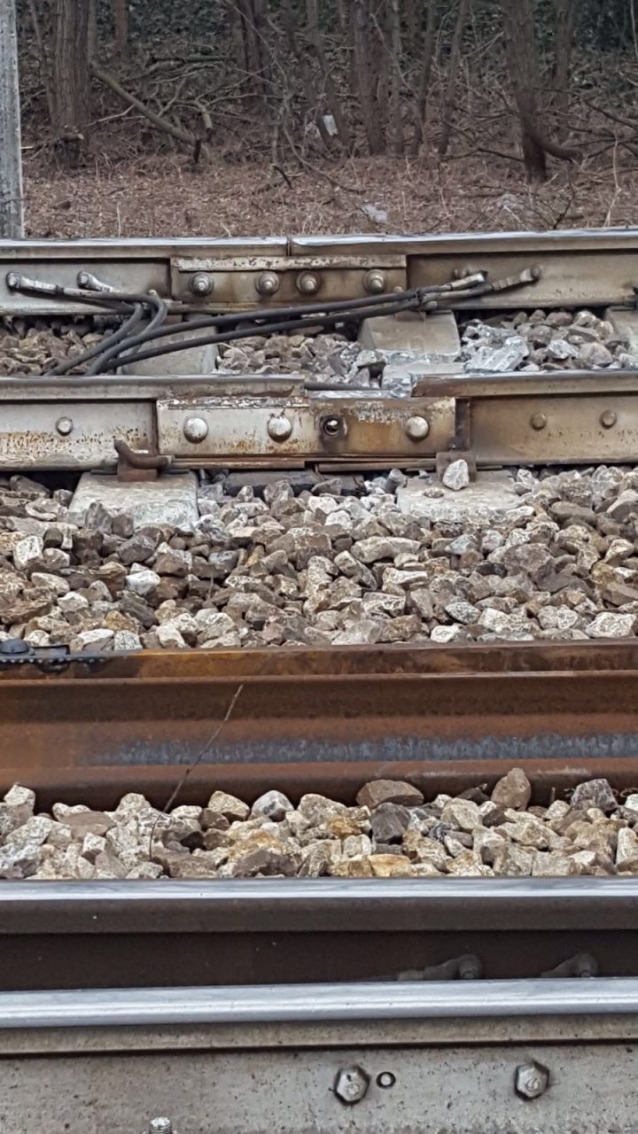 Treno deragliato per il cedimento di uno scambio: doveva essere sostituito