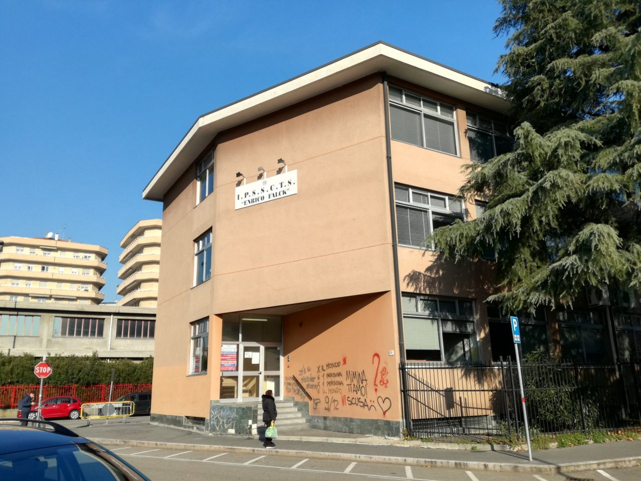 Allarme bomba, evacuata un’intera scuola
