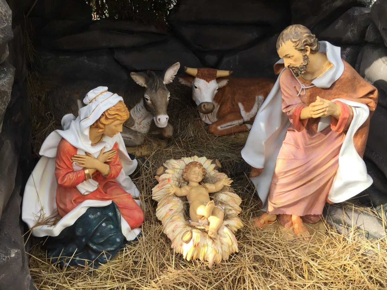 Presepe vandalizzato incollate le gambe di Gesù bambino