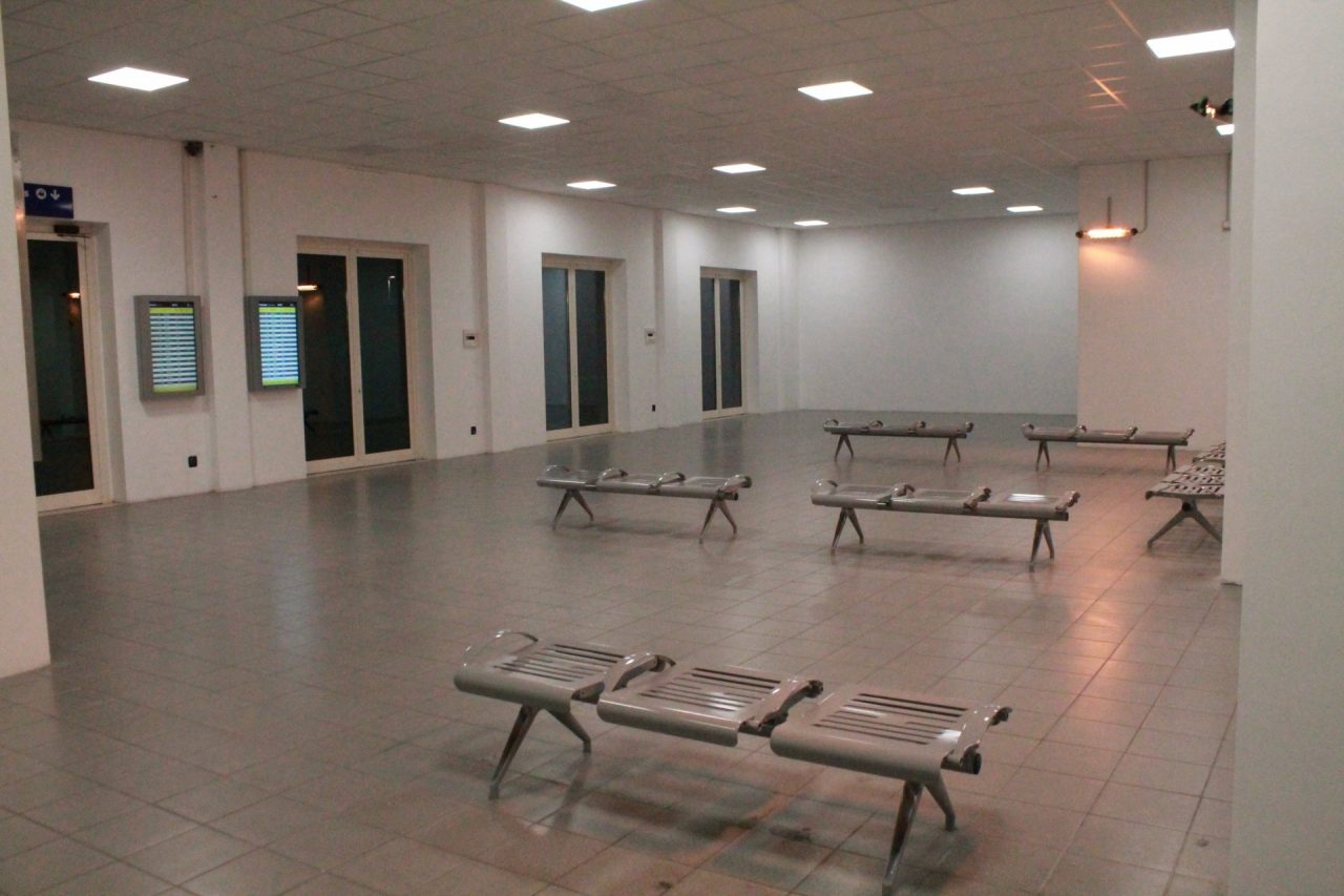 Stazione ferroviaria di Pioltello mettete questa benedetta biglietteria