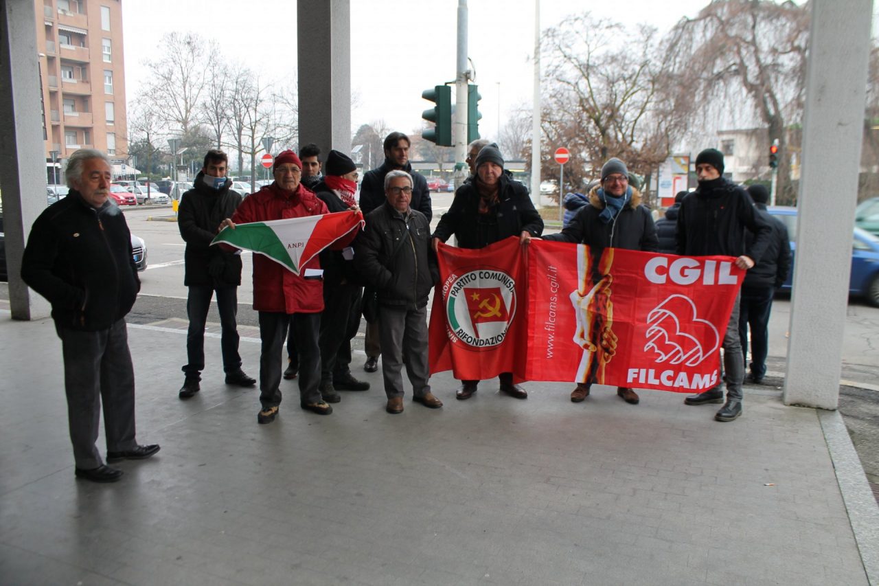 Casa Pound al mercato carabinieri e antifascisti a Gorgonzola FOTO