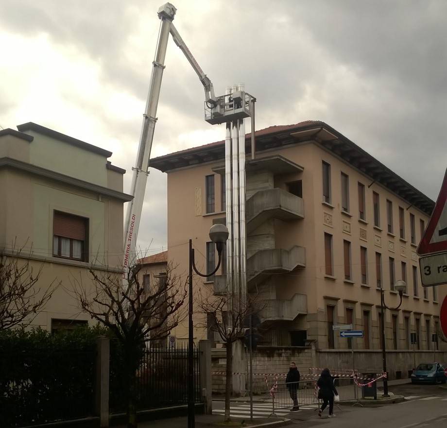 Pompieri alla De Amicis per una canna fumaria pericolante