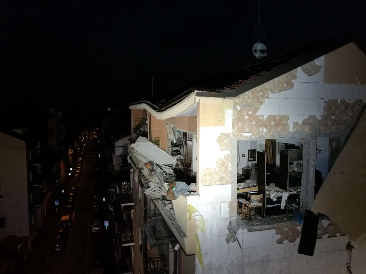 Fuga di gas, esplode palazzo a Sesto: sei feriti