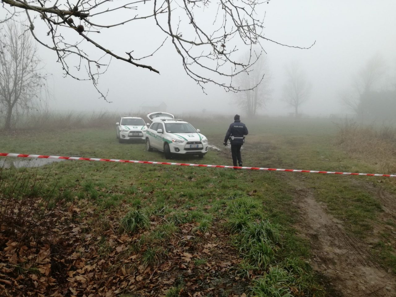 Trova cadavere in campagna mentre porta a spasso il cane