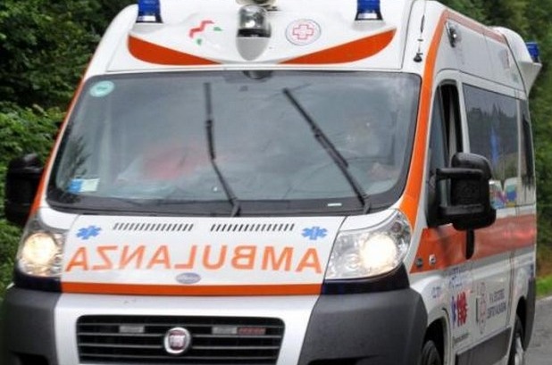 Operaio con la mano incastrata tra due rulli a Brugherio