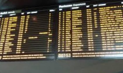 Caos treni sulla Lecco-Milano, convogli soppressi, ritardi e anche una stazione saltata.
