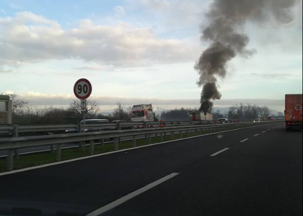 Tangenziale Est chiusa per un camion a fuoco FOTO