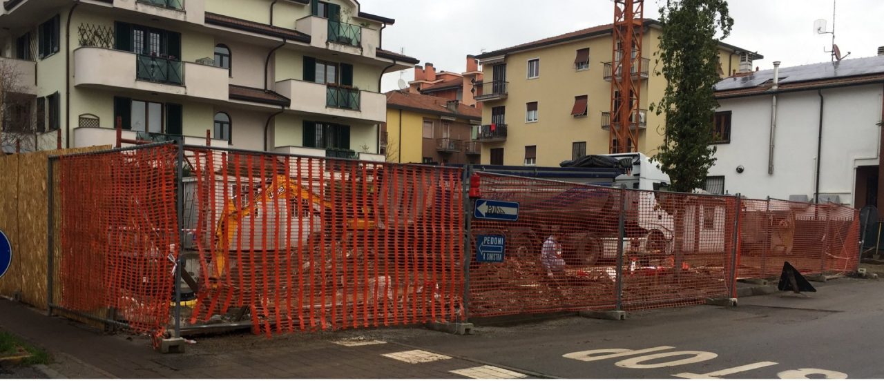 Sistemata la recinzione del cantiere abbattuta dal forte vento