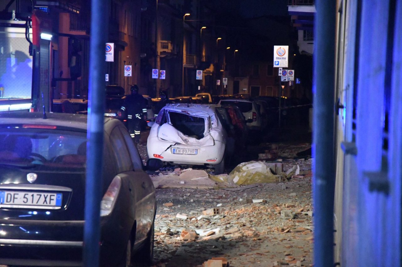 Fuga di gas, esplode palazzo a Sesto: sei feriti