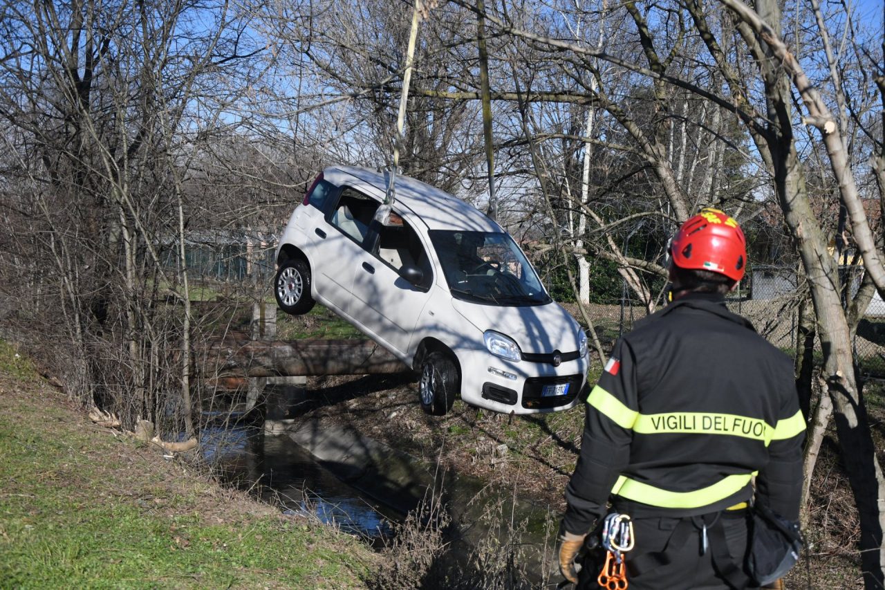 Anziano in auto in un fosso: il salvataggio VIDEO