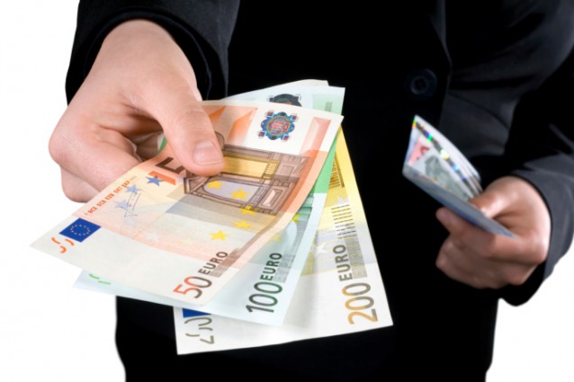 Estorce 2mila euro all’amante sposata per il suo silenzio, arrestato 32enne
