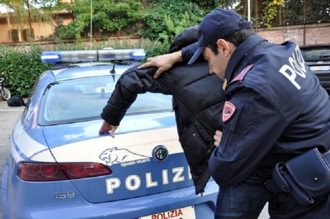 Coltello alla mano rapina un mini market, arrestato