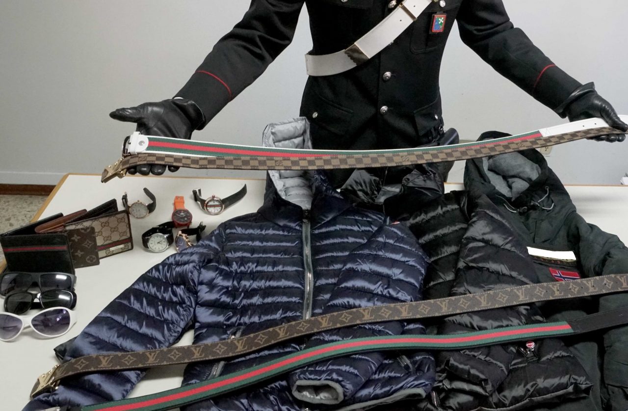 Blitz di Carabinieri e vigili in metro: due abusivi nei guai